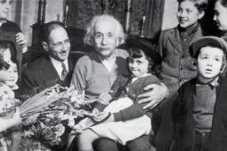 Bức thư Einstein gửi con gái: Câu chuyện đẹp chỉ là điều hư cấu?