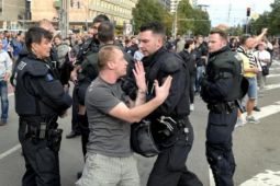 Đức: Đám đông mở ‘tiệc corona‘, tấn công cảnh sát bằng mưa chai khi bị can thiệp