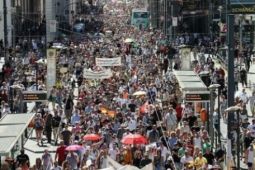 Hàng ngàn người Đức biểu tình phản đối chống dịch nCoV vì... mất tự do