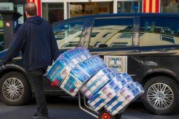 Doanh số bán giấy vệ sinh ở Đức tăng cao khi số ca nhiễm Covid-19 tăng lên