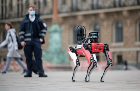 Chó robot gây sốt với kỹ năng tuần tra trên đường phố Đức