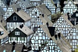 “Hoa mắt” với thị trấn độc nhất nước Đức với hàng chục nhà trông như một