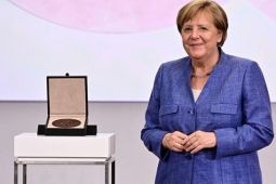 Thủ tướng Đức Angela Merkel được trao tặng Huy chương khoa học Harnack