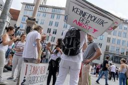 Berlin cấm biểu tình chống lệnh phong tỏa