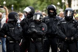 Đức bắt 600 người biểu tình kháng lệnh hạn chế phòng Covid-19
