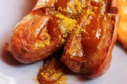 Xúc xích sốt cà ri – huyền thoại của ẩm thực Đức