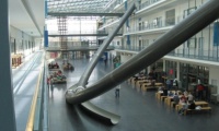 Để sinh viên đỡ phải đi bộ, trường đại học Đức làm cầu trượt từ tầng 4 xuống tầng 1