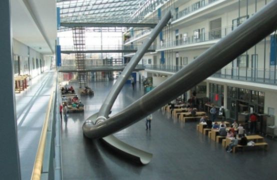 Để sinh viên đỡ phải đi bộ, trường đại học Đức làm cầu trượt từ tầng 4 xuống...