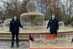 Cảnh sát Đức dùng thước đo để đảm bảo người dân giãn cách xã hội