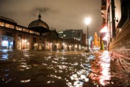Ngập lụt ở Hamburg sau khi gió bão đổ bộ vào bờ biển phía bắc nước Đức