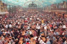 Lễ hội bia Oktoberfest Đức được tổ chức lại sau 2 năm tạm dừng