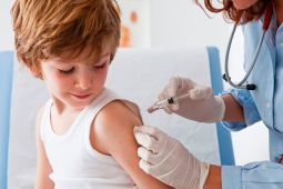 Số ca trẻ em mắc COVID-19 tại Đức phải nhập viện giảm nhờ tiêm chủng