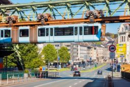 Thành phố Wuppertal, Đức – nơi sở hữu một trong những tuyến tàu điện lạ lùng...