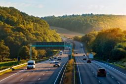 Đường cao tốc miễn thu phí, không giới hạn tốc độ tại Đức