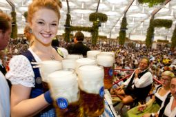 Lễ hội bia Đức trở lại, giá bia lại tăng chưa từng có