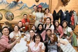 Người Việt với niềm vui hội ngộ tại lễ hội bia Đức Oktober fest