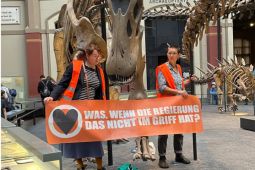 Dùng keo dán người vào xương khủng long để phản đối chính sách khí hậu của Đức