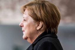 Chính phủ Đức kêu gọi bà Merkel tiết kiệm tiền