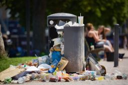 Đức đề xuất không phạt người bới thực phẩm còn ăn được trong thùng rác