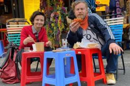 Độc đáo quán ăn vỉa hè của anh em Việt giữa lòng thủ đô Đức: Bàn inox, ghế...